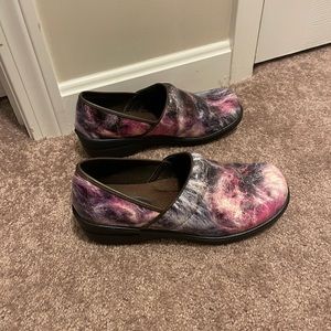 Savvy purple clogs